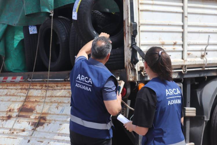 HISTÓRICA OPERACIÓN EN EL PUERTO DE BARRANQUERAS: ARRIBAN CUBIERTAS IMPORTADAS DESDE CHINA CON DESTINO FINAL A CÓRDOBA