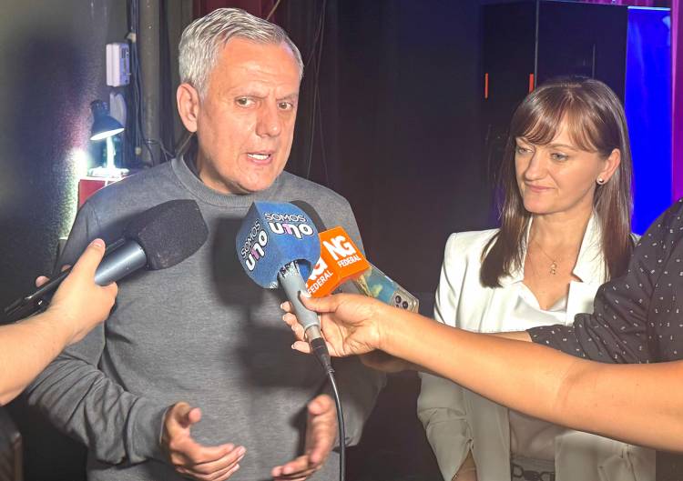 SILVANA SCHNEIDER ACOMPAÑÓ LA CHARLA MOTIVACIONAL DE BERNARDO STAMATEAS EN RESISTENCIA