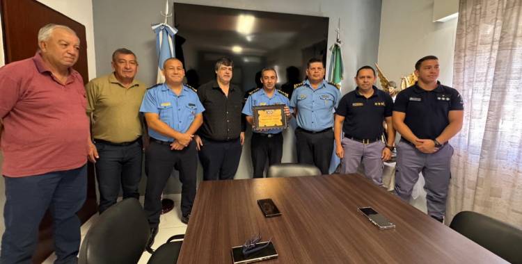 AUTORIDADES DE LA LIGA CHAQUEÑA ENTREGARON UN RECONOCIMIENTO A LA POLICIA DEL CHACO