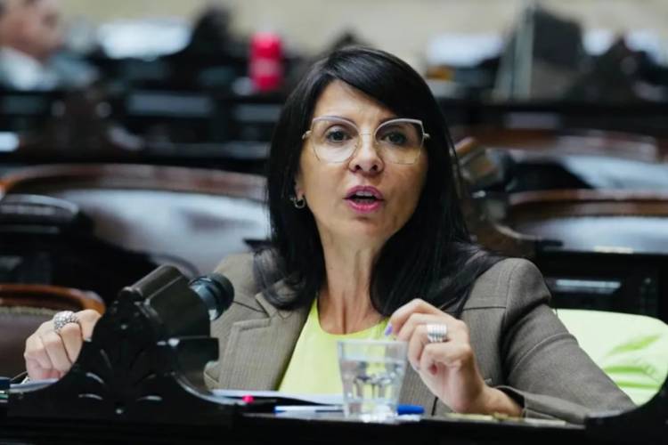 LORENA VILLAVERDE RESISTE LOS EMBATES DE LOS MENEM PARA EXPULSARLA DE LLA