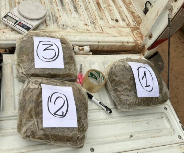 EFECTIVOS DETUVIERON A TRES HOMBRES Y SECUESTRARON MÁS DE DOS KILOS DE MARIHUANA