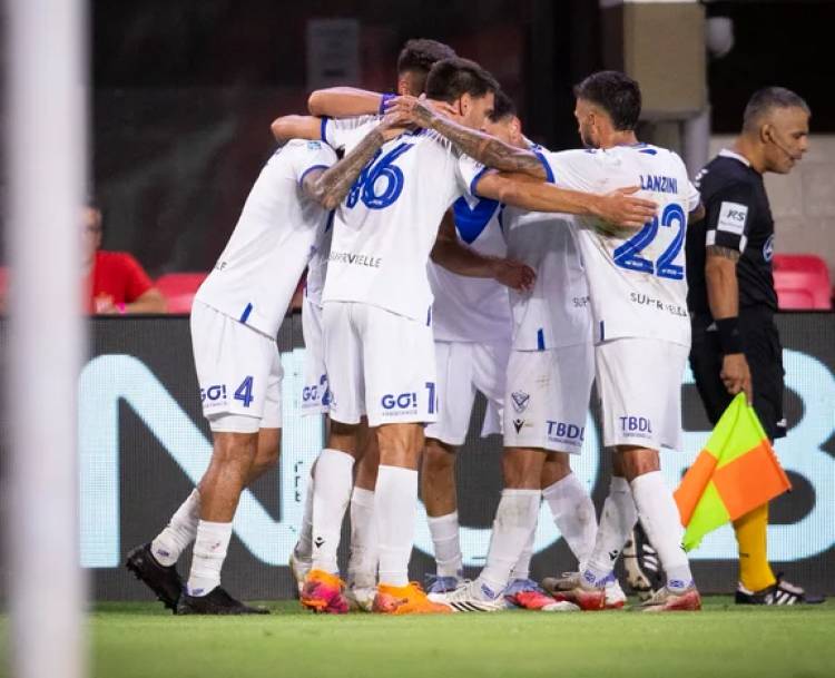 VÉLEZ LE GANÓ A ESTUDIANTES DE LA PLATA Y SE AFIANZÓ EN LO ALTO DE LA ZONA A DEL TORNEO APERTURA
