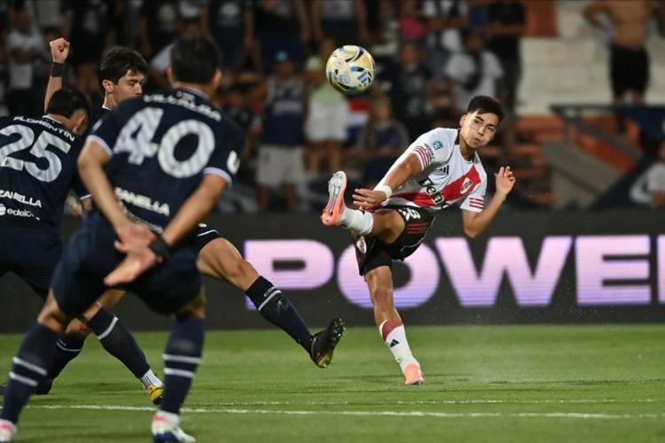 SIN GALLARDO Y A LA ESPERA DE COUDET, RIVER IGUALÓ ANTE INDEPENDIENTE RIVADAVIA POR EL TORNEO APERTURA