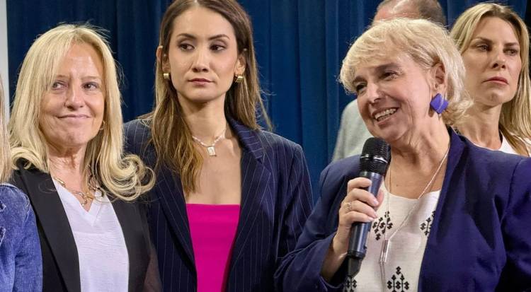 HOMENAJE A MARÍA CORINA MACHADO EN UN ENCUENTRO DE MUJERES LIBERALES