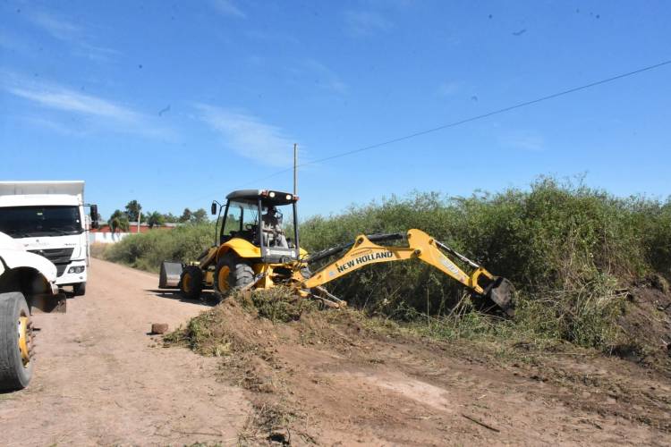 EL MUNICIPIO AVANZA CON COLOCACIÓN DE TUBOS DE ALCANTARILLA, DESAGÜE Y ARREGLO DE CALLES EN MONTENBELLUNA Y MITRE