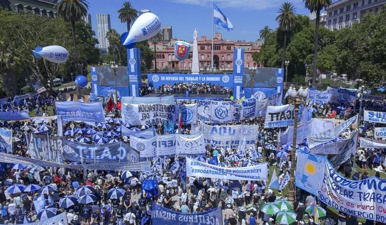 LA CGT SE SUMA A LA MARCHA A PLAZA DE MAYO POR LOS 50 AÑOS DEL GOLPE