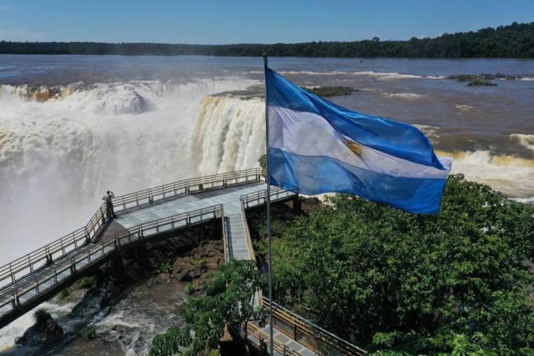 CRISIS: CERRÓ LA EMPRESA QUE CONSTRUYÓ LAS PASARELAS DE LAS CATARATAS DEL IGUAZÚ
