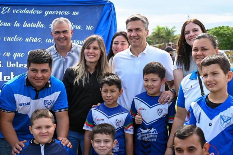 TRES ISLETAS: EL GOBERNADOR ZDERO ACOMPAÑÓ LOS 90 AÑOS DEL CLUB VÉLEZ SARSFIELD Y ENTREGÓ EQUIPAMIENTO DEPORTIVO