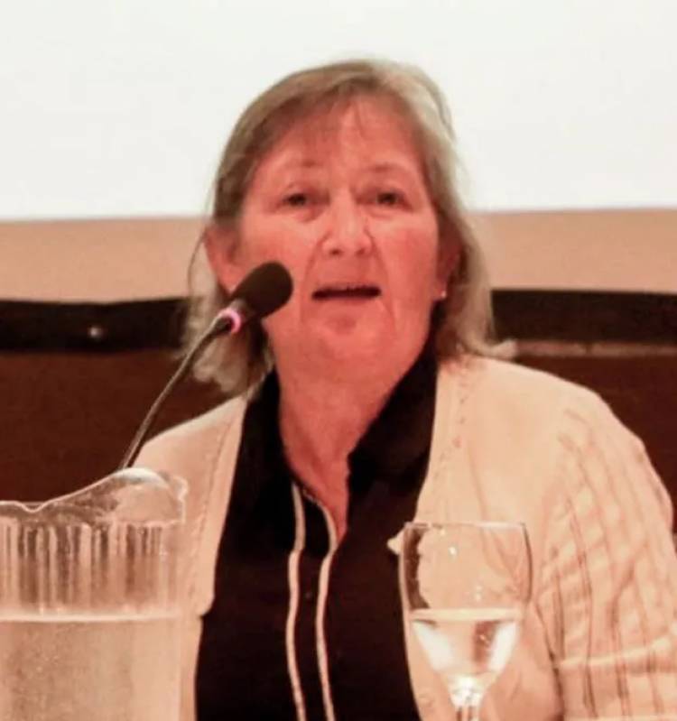 "PASAR MUCHAS HORAS EN UN AMBIENTE SIN VENTILAR FAVORECE EL CONTAGIO DE ENFERMEDADES"