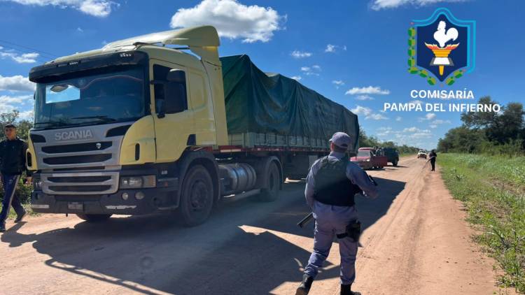 INTERCEPTARON UN CAMIÓN CARGADO CON TONELADAS DE REPUESTOS DE VEHICULOS SUSTRAÍDOS DE UN CAMPO