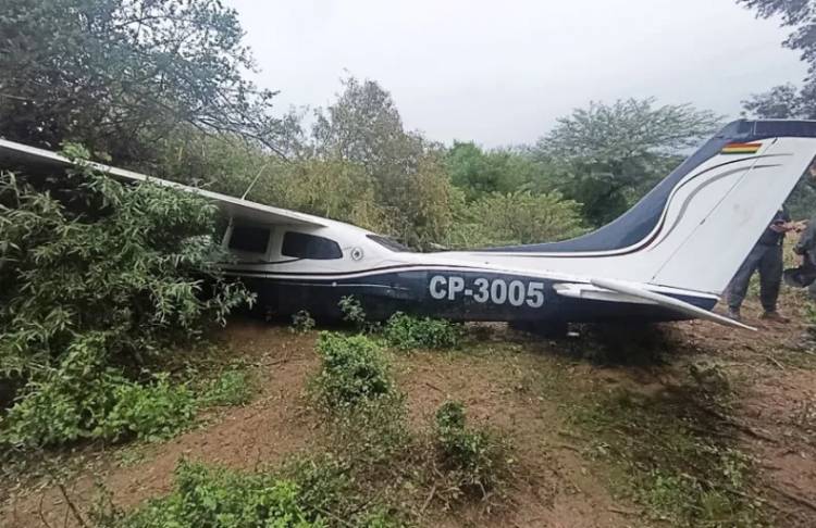 AVIÓN DE BANDERA BOLIVIANA SE PRECIPITÓ A TIERRA Y SUS TRIPULANTES HUYERON