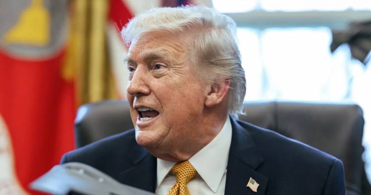 TRUMP ANUNCIÓ UNA PAUSA PARA GUIAR BARCOS A SALIR DEL ESTRECHO DE ORMUZ