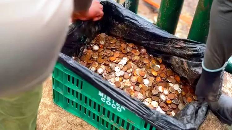 CATARATAS: ENCONTRARON 400 KILOS DE MONEDAS EN EL RÍO Y LANZAN ADVERTENCIA A TURISTAS