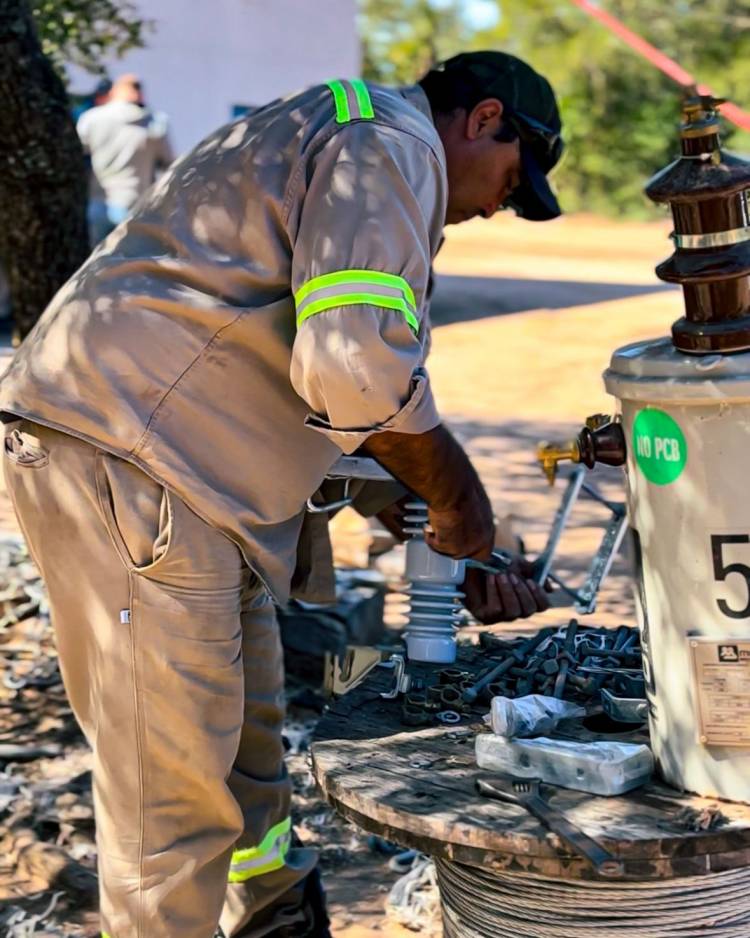 AVANZAN LAS OBRAS DE ELECTRIFICACIÓN RURAL EN PARAJE LAS PUERTAS, MIRAFLORES