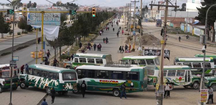 EL GOBIERNO BOLIVIANO EXIGIÓ EL CESE DE LOS BLOQUEOS EN LA PAZ