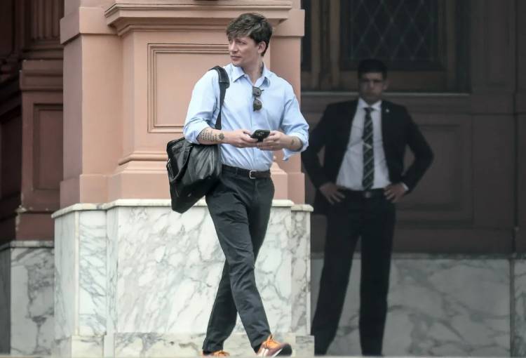 LA INTERNA DEL GOBIERNO: SANTIAGO CAPUTO DICE QUE SE IRÁ SOLO SI MILEI LO ECHA