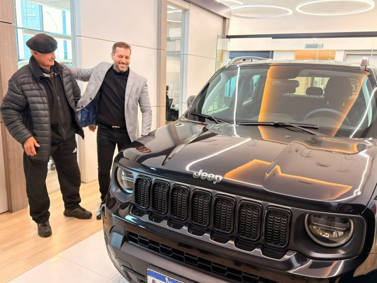 CUANDO LA SOLIDARIDAD VUELVE MULTIPLICADA: GANÓ UNA JEEP TRAS COLABORAR CON UNA JUBILADA