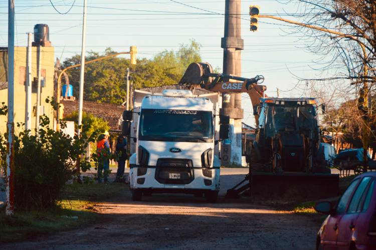 EL GOBIERNO PROVINCIAL INICIÓ HOY LAS OBRAS DE PAVIMENTO DE LA AVENIDA LAS PIEDRAS, EN BARRANQUERAS