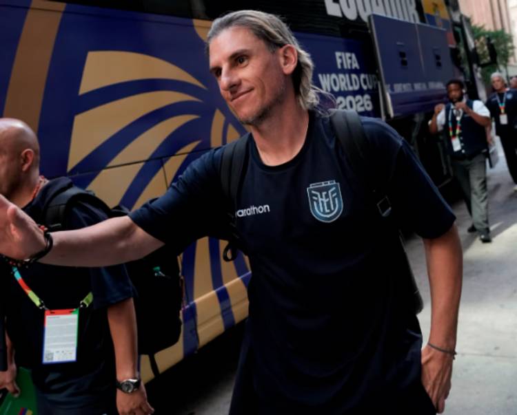 BECCACECE CITÓ AL INDIO SOLARI, BOLÍVAR Y SAN MARTÍN TRAS LA HAZAÑA DE ECUADOR ANTE ALEMANIA