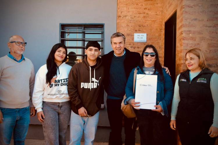 ACCESO A LA CASA PROPIA: EL GOBERNADOR ZDERO ENTREGÓ VIVIENDAS EN LA CHACRA 214 DE RESISTENCIA