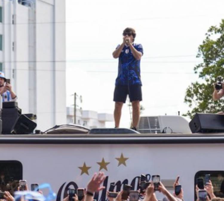 BANDERAZO EN MIAMI: CIRO SE SUBIÓ AL TECHO DE UN AUTO Y CANTÓ PARA LOS HINCHAS PRESENTES