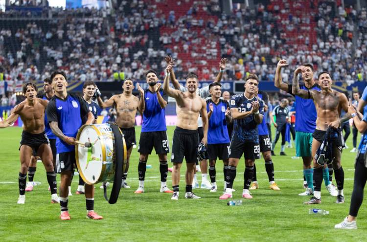 LA BOTELLA DE PICKFORD QUE SORPRENDIÓ A MESSI Y A TODO EL PLANTEL ARGENTINO TRAS EL TRIUNFO ANTE INGLATERRA