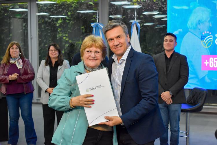 EL GOBERNADOR ZDERO ENTREGÓ 50 TÍTULOS DE PROPIEDAD A FAMILIAS DE RESISTENCIA QUE ESPERARON MÁS DE 45 AÑOS