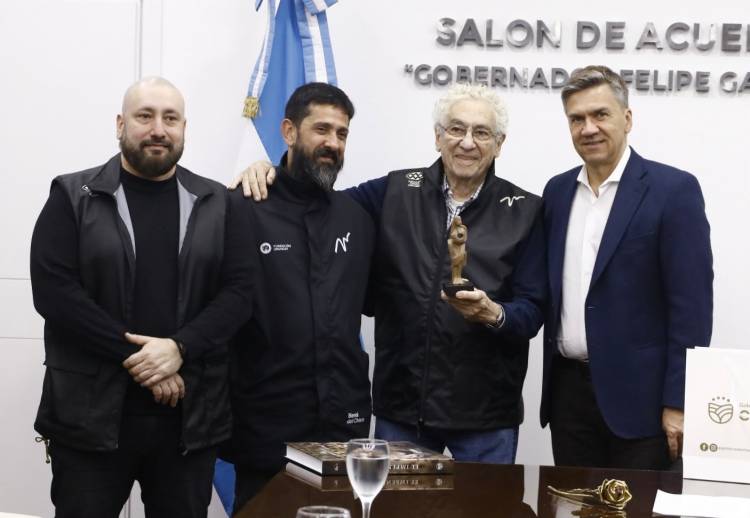 BIENAL 2026: ZDERO RECIBIÓ A JUAN CARLOS PALLAROLS, QUIEN DONÓ LA “ROSA DE LA PAZ” PARA IMPULSAR LA RESTAURACIÓN DE BOSQUES NATIVOS
