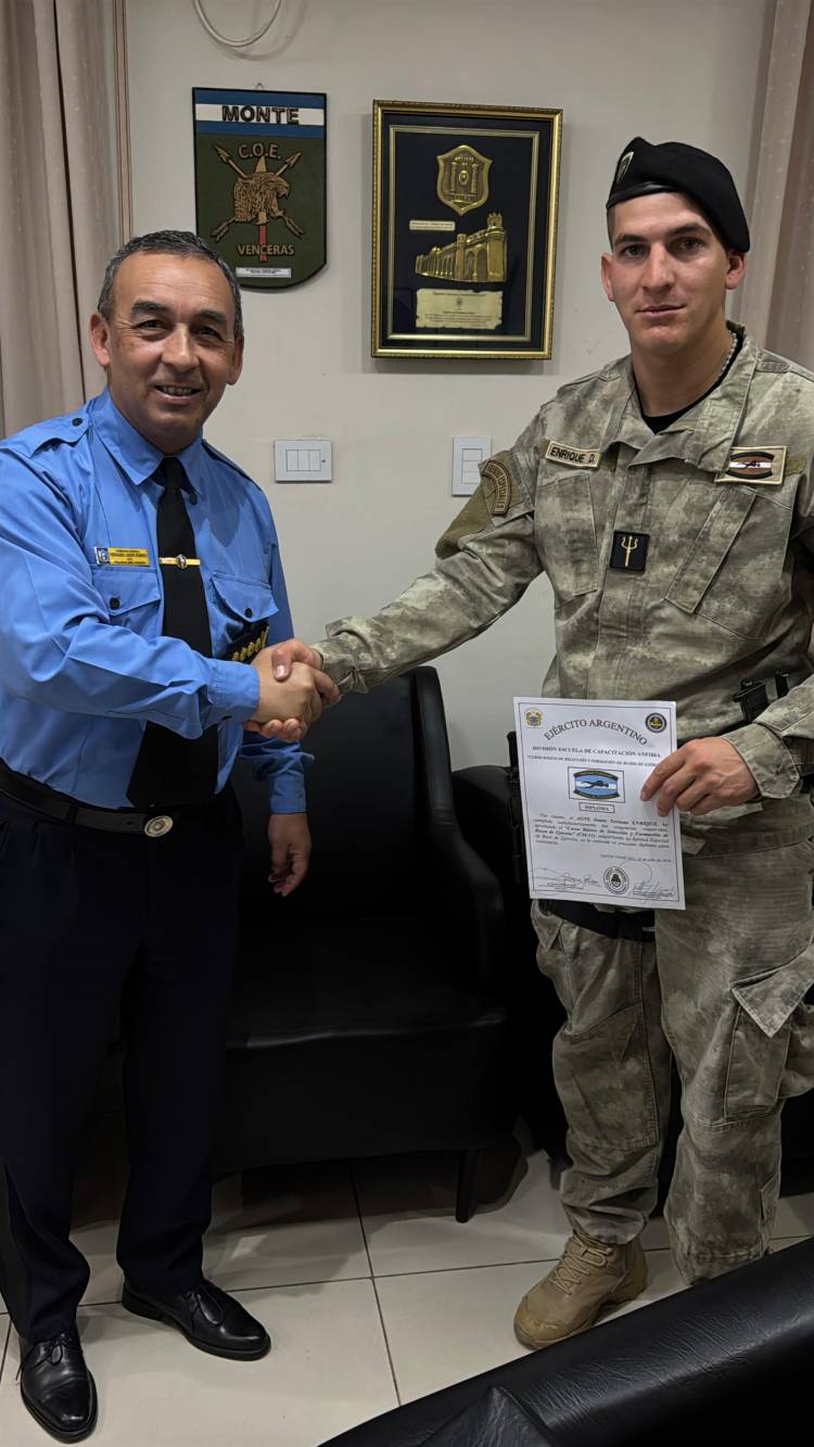 JEFATURA DE POLICIA: RECONOCIMIENTO A AGENTE QUE APROBÓ EL CURSO BÁSICO DE SELECCIÓN Y FORMACIÓN DE BUZOS DEL EJÉRCITO ARGENTINO