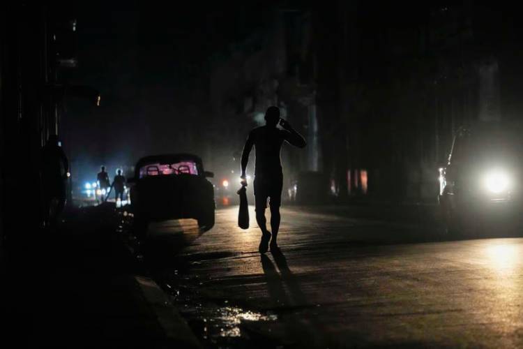 CUBA: UNA FALLA EN LA RED ELÉCTRICA DEJÓ A OSCURAS A TODA LA ISLA