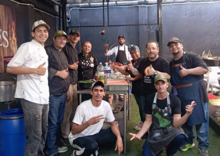VIAJARON A COLOMBIA PARA COMPETIR Y TERMINARON COCINANDO PARA LOS DAMNIFICADOS DEL TERREMOTO